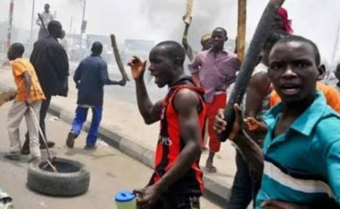 VIDEO: Traders Chase Away Thugs Who Attempt to Disrupt PVC Enrolment in Lagos Alaba International Market