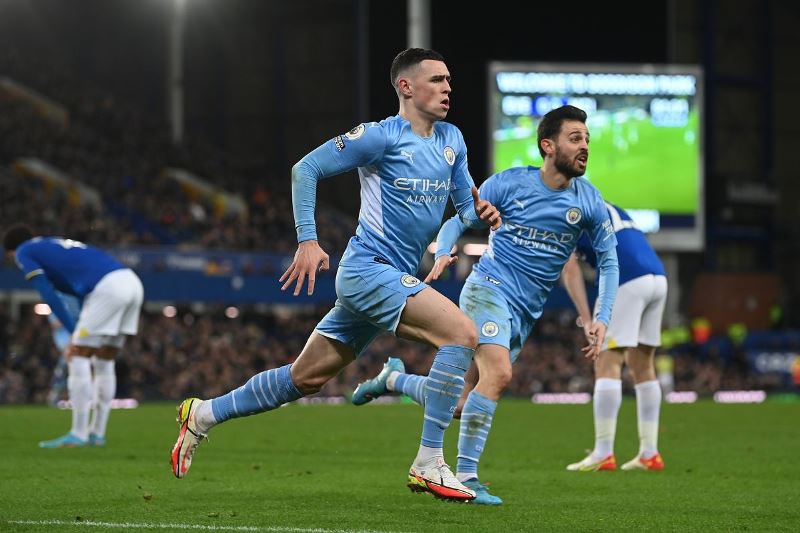 Foden scores as Manchester beat Everton to go six points clear