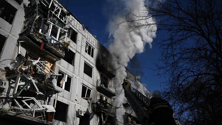 Heavy explosions in Kyiv as Russian forces advance into Ukraine