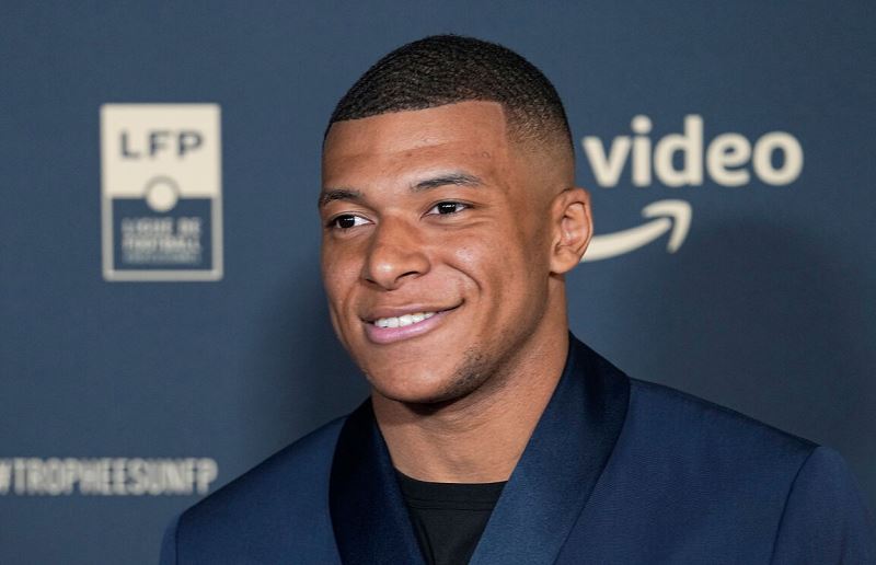 Mbappe silent over PSG future